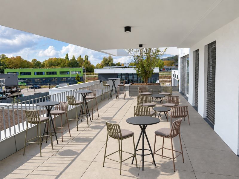 Dachterrasse des DEA Business Center mit Stehtischen und Lounge-Sitzplätzen für Pausen und Get-together