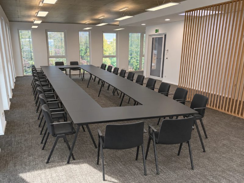 Konferenzraum im DEA Business Center in Aichtal mit Konferenztisch in Blockform, Stühlen und großen Fenstern